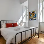 Апартаменти Glamorous 3bdr In Center By Lovelystay *