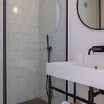 Glamorous 3bdr In Center By Lovelystay Апартаменти
