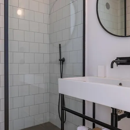 Glamorous 3bdr In Center By Lovelystay Apartman